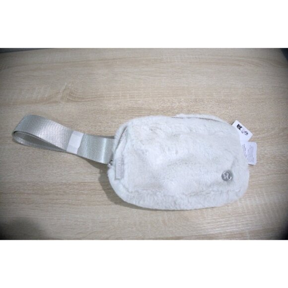 LULULEMON Everywhere Belt Bag 1L Plush Fleece Bone NWT - Picture 1 of 4